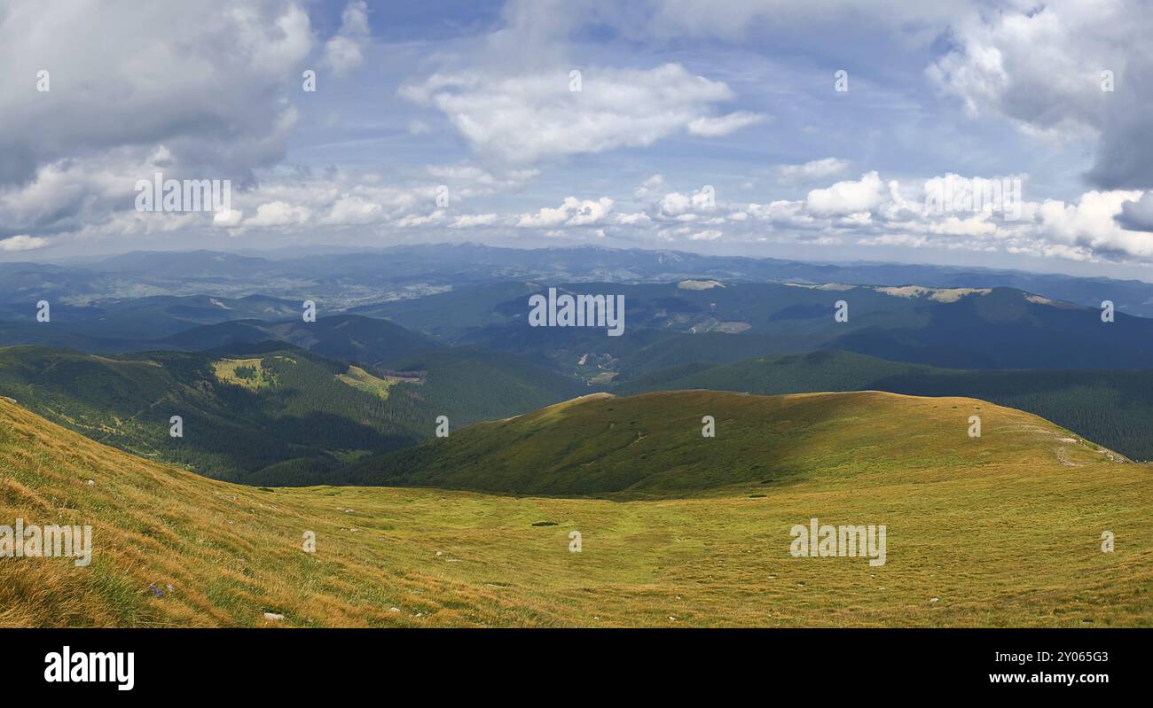 Vista panoramica sulle montagne. Karpaty, Ucraina, Europa Foto Stock