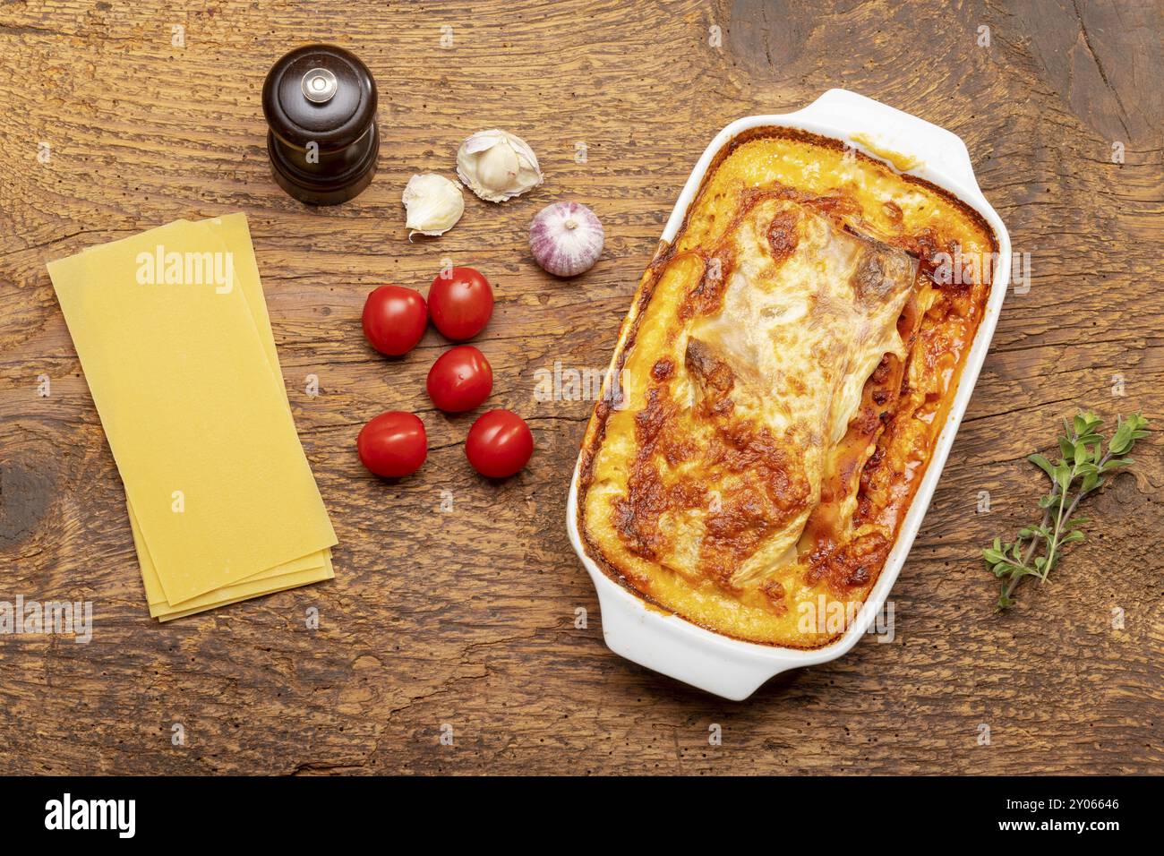 Panoramica di una lasagna cotta su legno Foto Stock