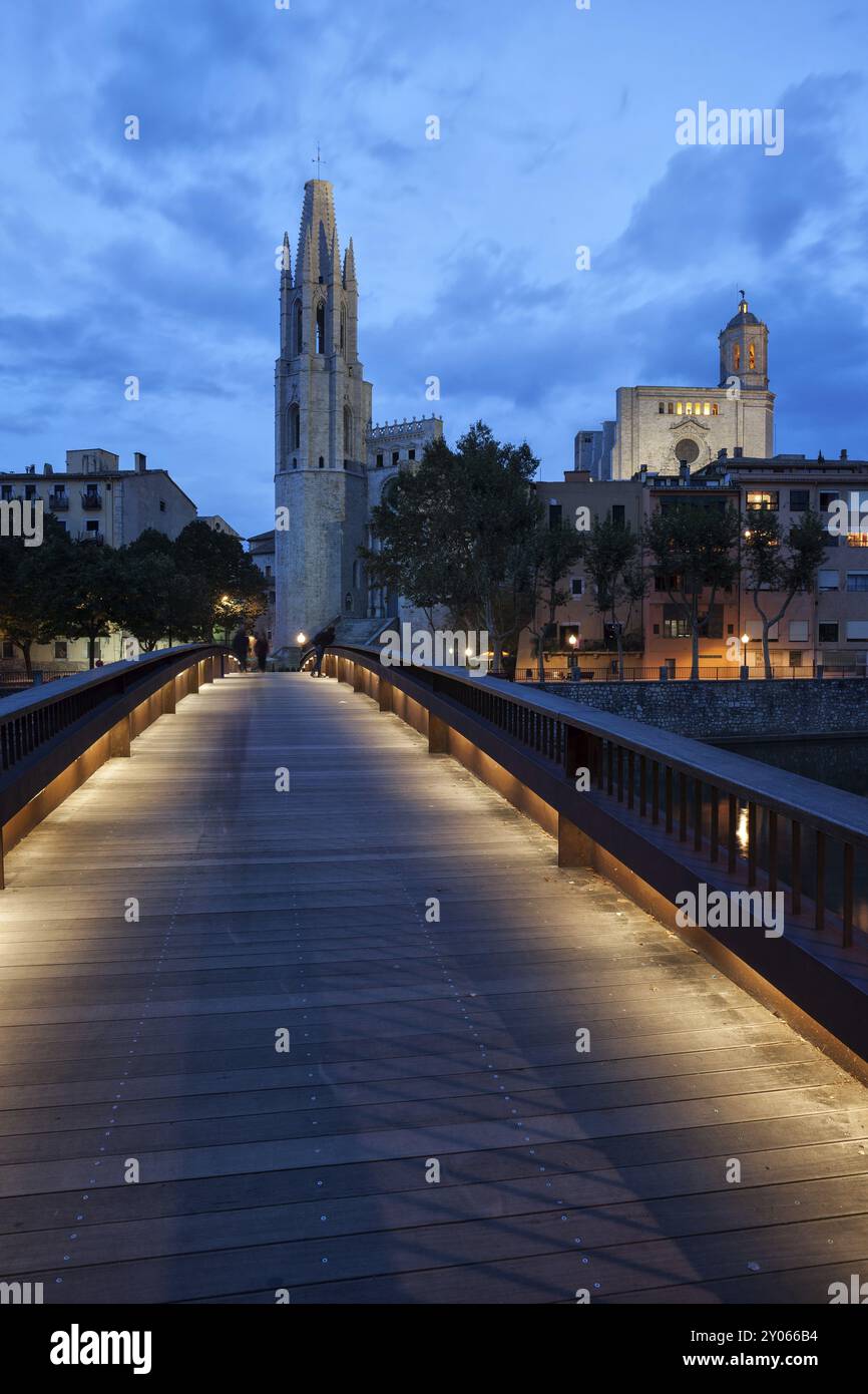 Città di Girona al crepuscolo in Catalogna, Spagna, Basilica di Sant Feliu e Ponte sul fiume Onyar, case e la Cattedrale (a destra), Europa Foto Stock