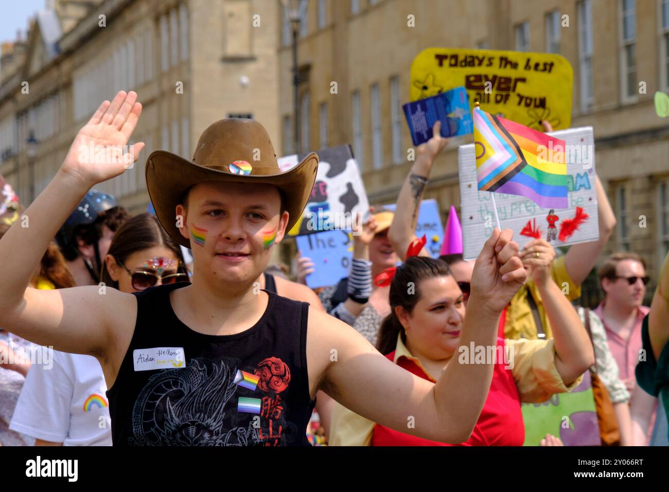 Bath tiene la sua prima Pride march. Gli organizzatori dicono che è un'opportunità per la comunità LGBTQ di celebrare la loro individualità e i progressi che hanno fatto. Foto Stock