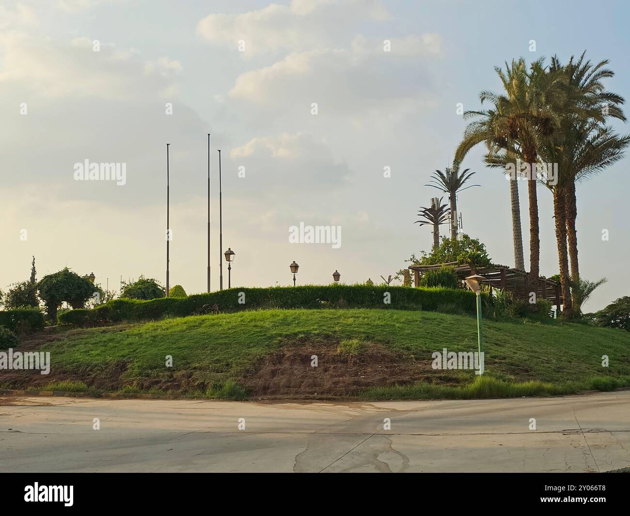 Cairo, Egitto, luglio 27 2024: Il giardino internazionale, un parco pubblico nella città di Nasr al Cairo, è chiamato internazionale perché ogni paese ne ha una parte Foto Stock