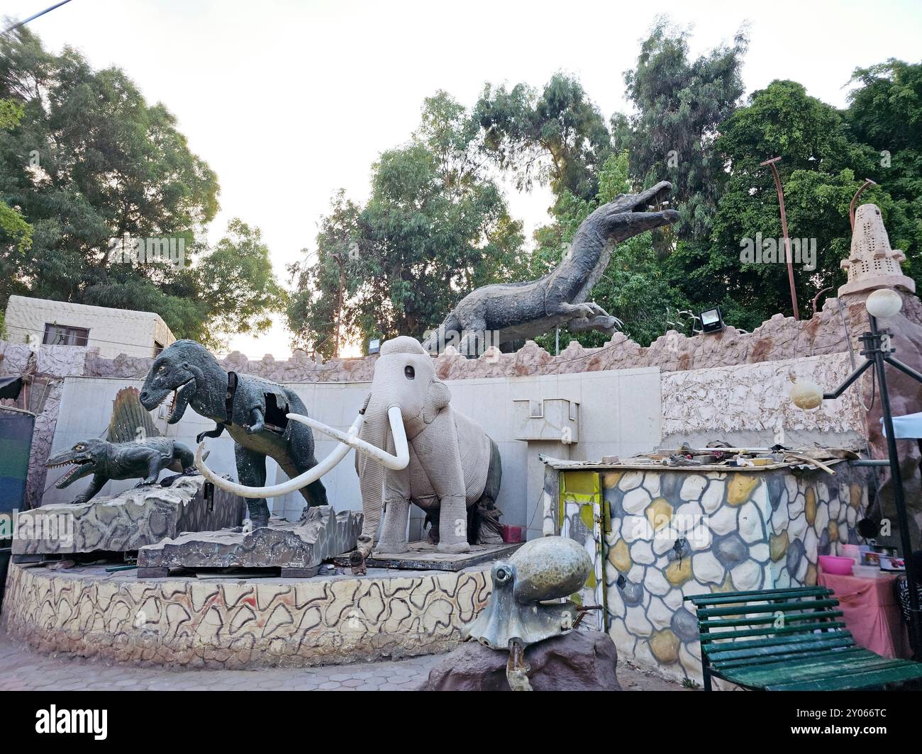 Cairo, Egitto, luglio 27 2024: Decorazioni nel giardino internazionale, un parco pubblico nella città di Nasr al Cairo, è chiamato internazionale perché ogni co Foto Stock
