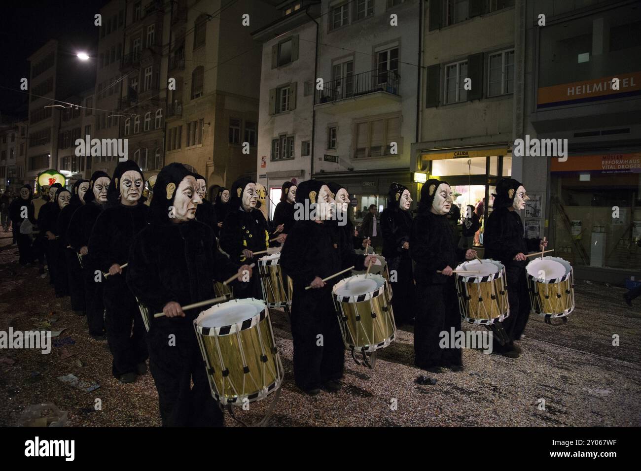 Basilea, Svizzera, 10 marzo 2014: Gruppo di cosiddetti Waggis con tamburi che camminano per le strade del carnevale di Basilea, Europa Foto Stock