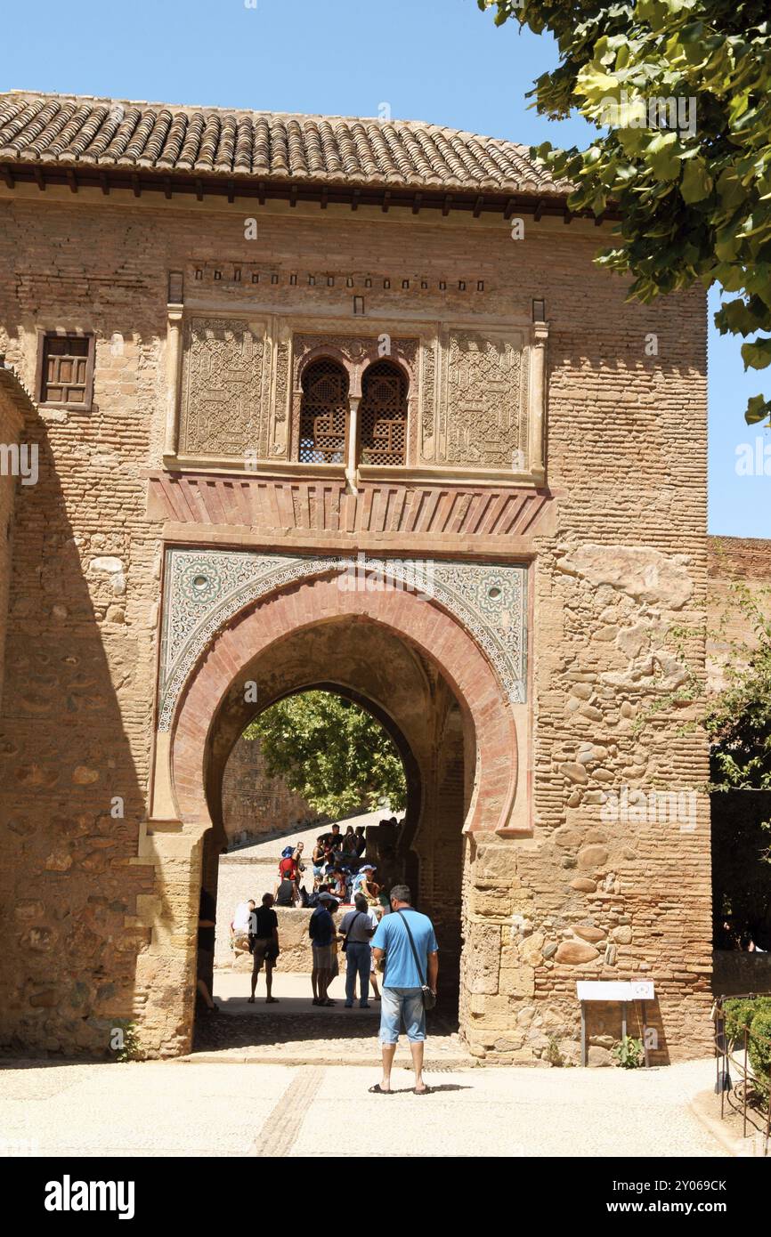 Granada, Spagna, 14 agosto 2011: Porta del vino (Puerta del vino), che conduce all'Alcazaba, è una delle costruzioni più antiche dell'Alhambra di Granad Foto Stock