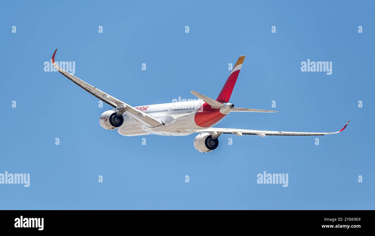 Madrid, Spagna; 05-24-2024: Primo piano di un aereo Airbus A350 della compagnia spagnola Iberia visto dal basso per finire la ripresa Foto Stock