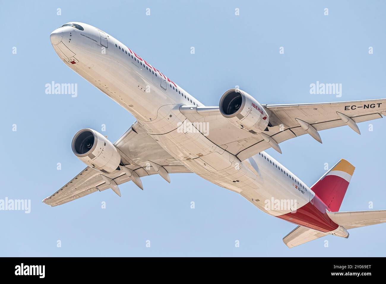 Madrid, Spagna; 05-24-2024: Primo piano di un aereo Airbus A350 della compagnia spagnola Iberia visto dal basso per finire la ripresa Foto Stock