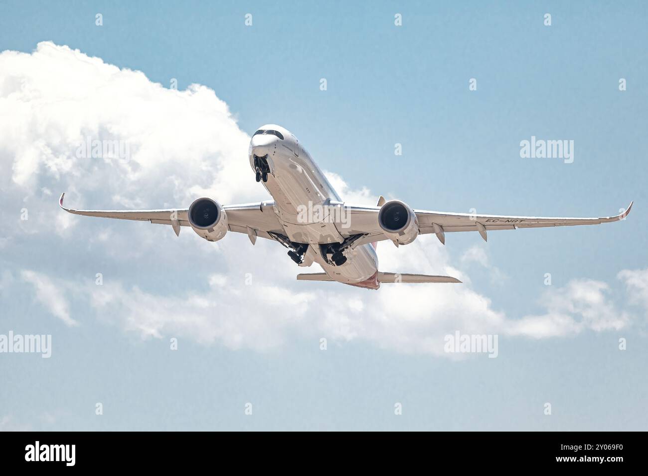 Madrid, Spagna; 05-24-2024:Airbus A350 modello di aeromobile della compagnia spagnola Iberia durante la manovra di decollo, immagazzinando il carrello di atterraggio durante la fase di guadagno Foto Stock