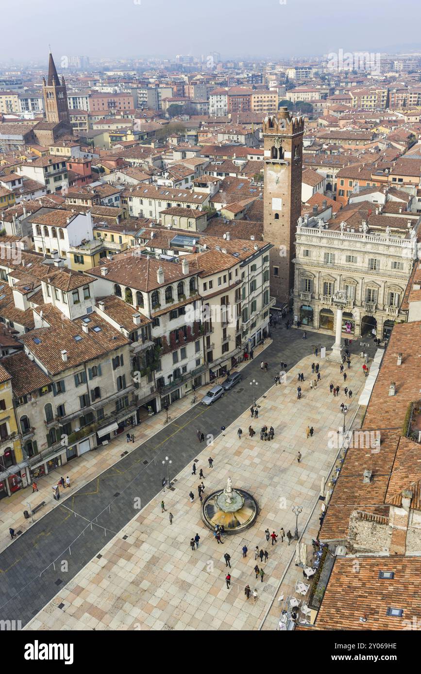 Vista di Piazza delle Erbe e Palazzo Maffei dalla Torre dei Lamberti, in Verona Foto Stock