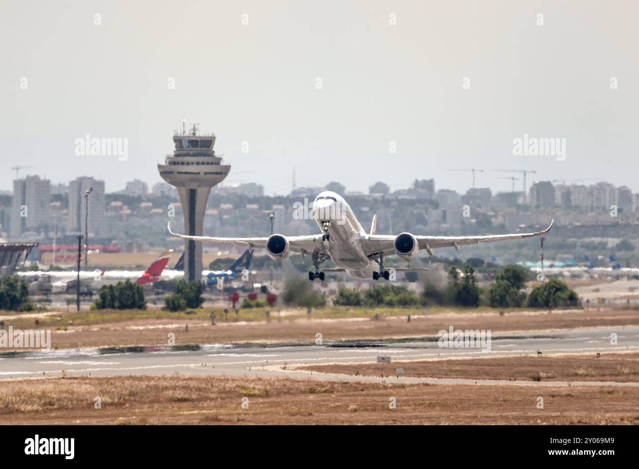 Madrid, Spagna; 05-24-2024: Airbus A350 della compagnia spagnola Iberia inizia la manovra di decollo con il carrello di atterraggio schierato e il Foto Stock