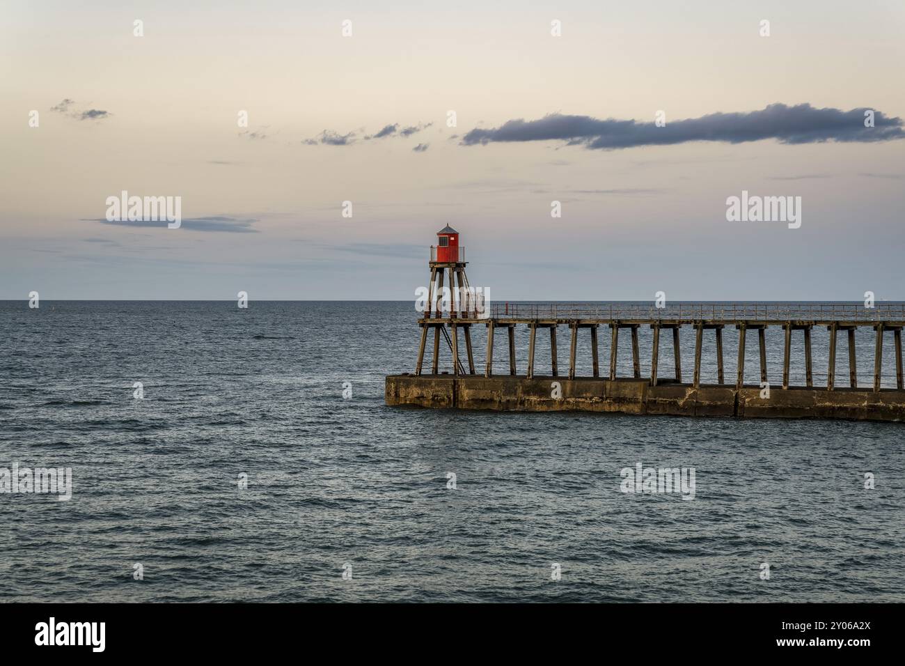 Whitby, North Yorkshire, Inghilterra, Regno Unito, East Pier, vista dal West Pier Foto Stock