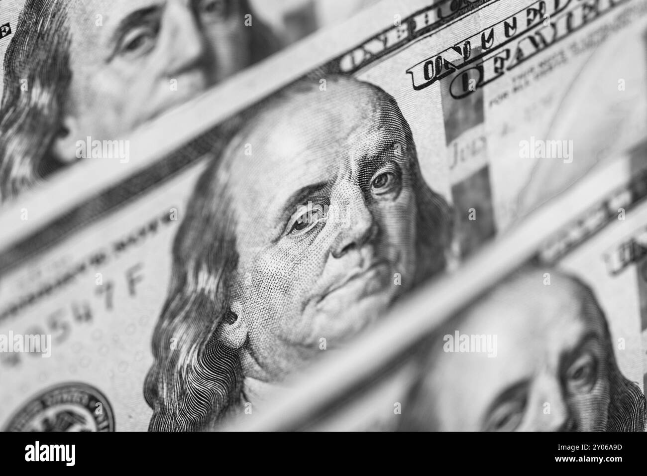 Centinaia di dollari cambiali in piedi in fila. Messa a fuoco selettiva Foto Stock