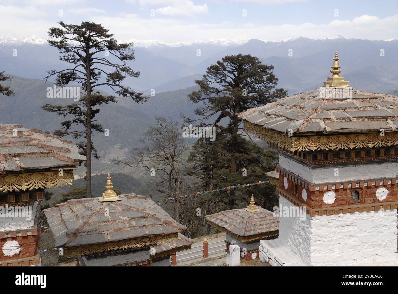 Vista a nord verso le montagne alte oltre 7000 m dal 108 Khangzang Namgyal Chortens, passo Dochula, Bhutan, Asia Foto Stock