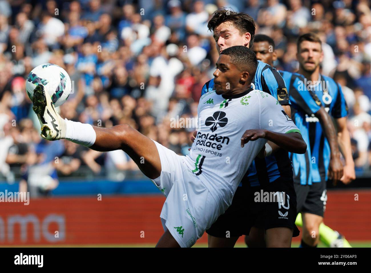 Brugge, Belgio. 1 settembre 2024. Bruno Goncalves Bruninho di Cercle e Hugo Vetlesen del Club lottano per il pallone durante una partita di calcio tra il Club Brugge KV e il Cercle Brugge, domenica 01 settembre 2024 a Brugge, nella sesta giornata della stagione 2024-2025 della prima divisione del campionato belga 'Jupiler Pro League'. BELGA FOTO KURT DESPLENTER credito: Belga News Agency/Alamy Live News Foto Stock