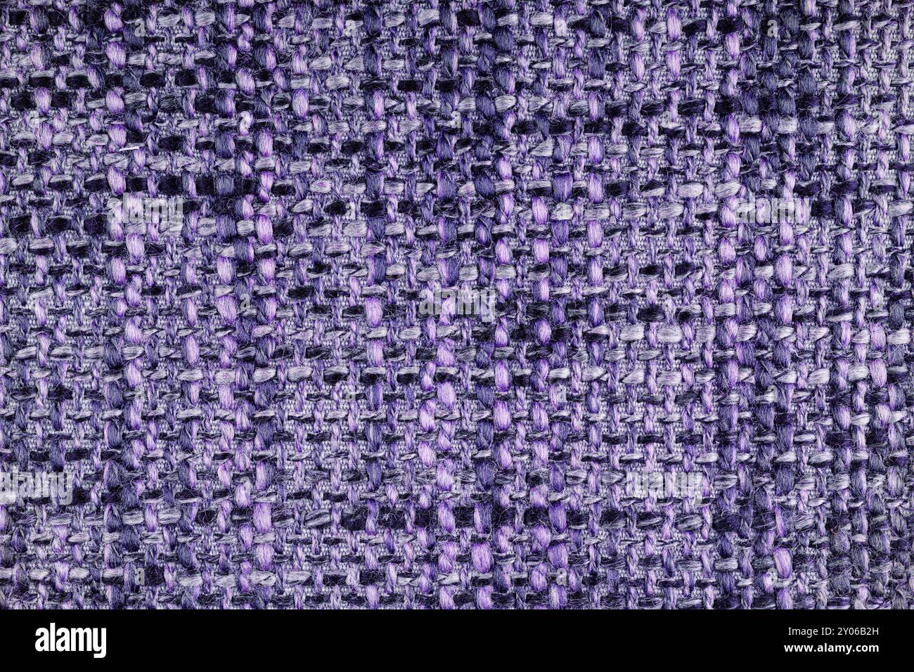 Trama in jacquard viola con trama ruvida macro, primo piano. Panno melange di colore misto. Materiale per tessuti per la casa, tappezzeria e decorazione di tende, Foto Stock