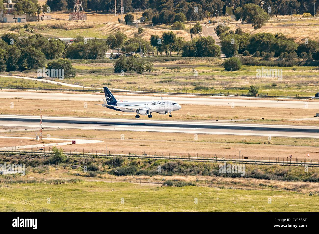 Madrid, Spagna; 05-18-2024: Aereo commerciale del modello Airbus A320 della compagnia tedesca Lufthansa che atterra sulla pista Foto Stock
