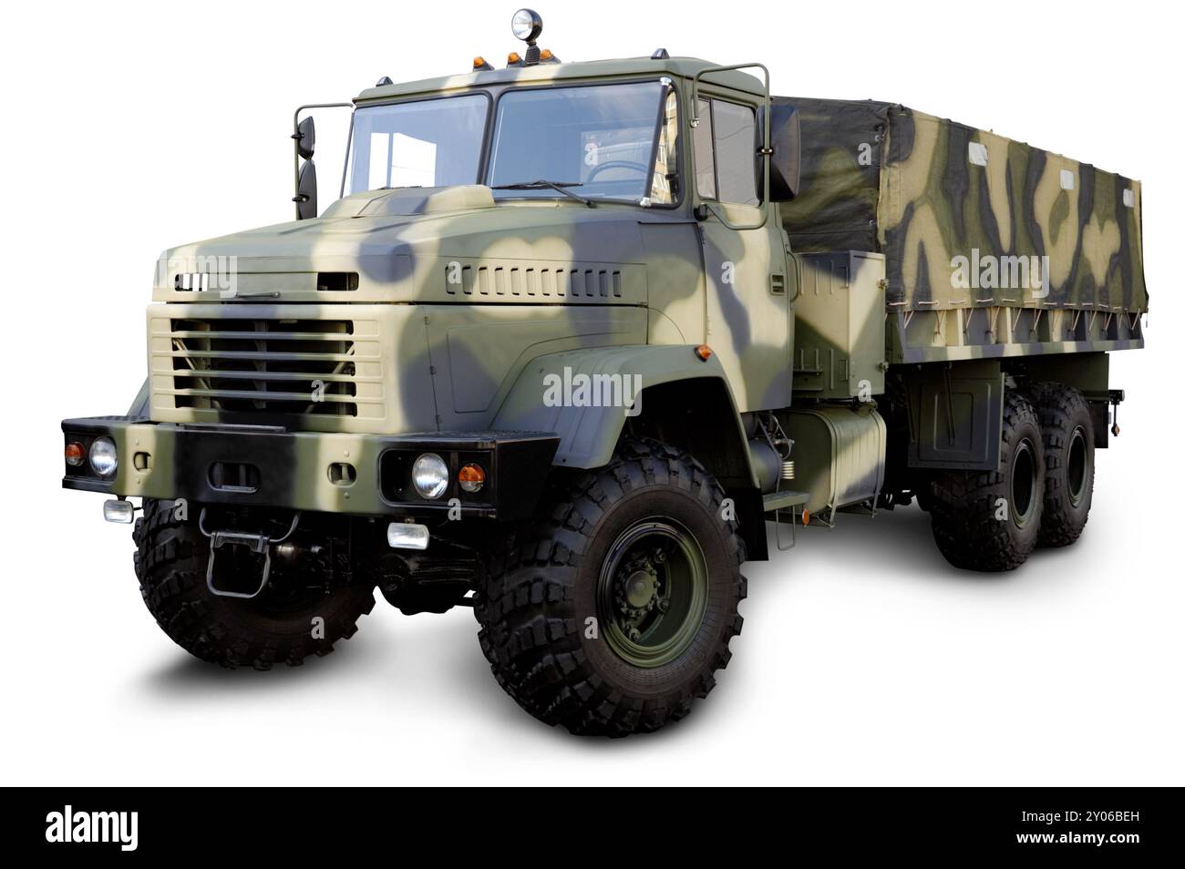 L'esercito ucraino ha camuffato il camion fuoristrada KrAZ-6322 all'esposizione dell'auto in Ucraina Kiev 2006. Silhouette isolata su sfondo bianco con pa ritagliabile Foto Stock