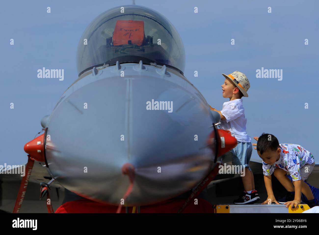 Bucarest, Romania. 31 agosto 2024. Un bambino guarda un F-16 Fighting Falcon jet dell'aeronautica militare rumena durante il Bucharest International Air Show a Bucarest, in Romania, il 31 agosto 2024. Crediti: Cristian Cristel/Xinhua/Alamy Live News Foto Stock