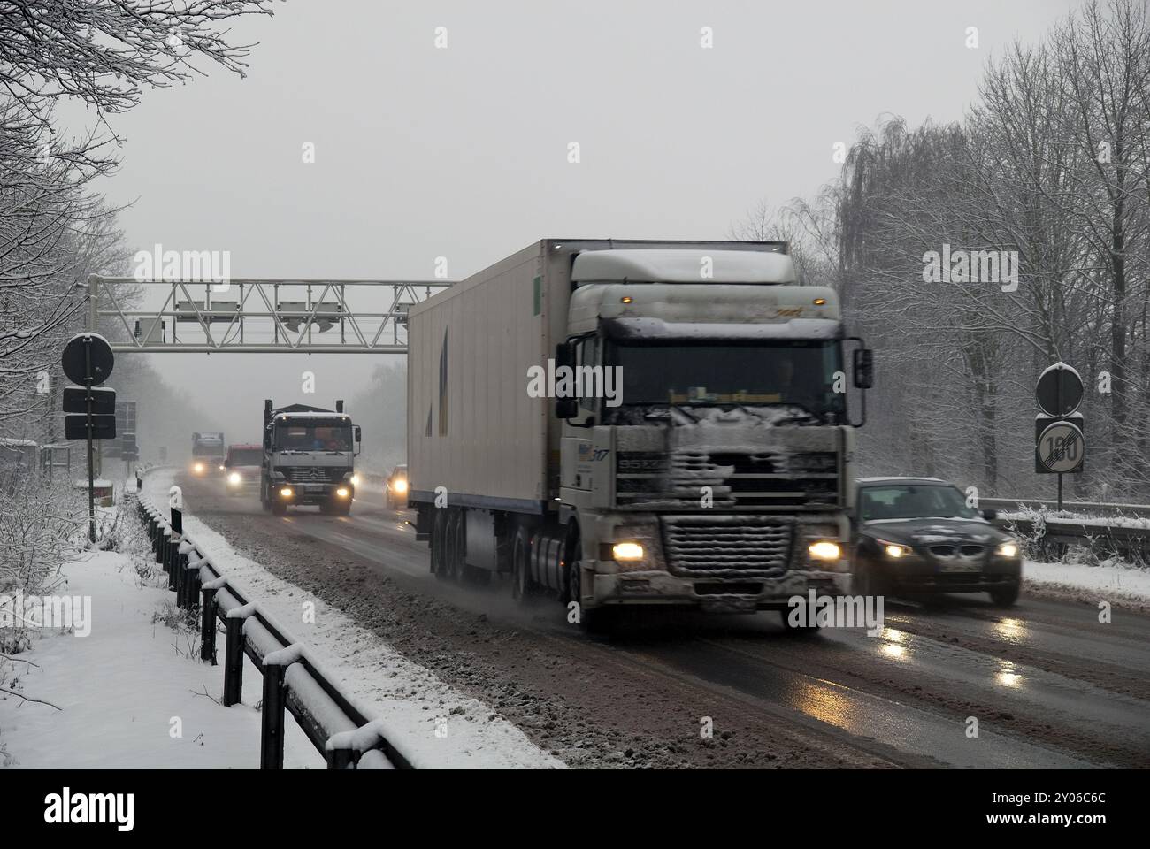 Veicolo su autostrada invernale Foto Stock