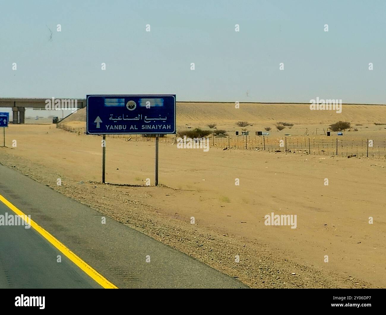 Makkah Madinah Road, Arabia Saudita, giugno 25 2024: Cartello stradale di Yanbu al Sinaiyah presso la Mecca Medina Highway Road, Tourism and Pilmage Concept Foto Stock