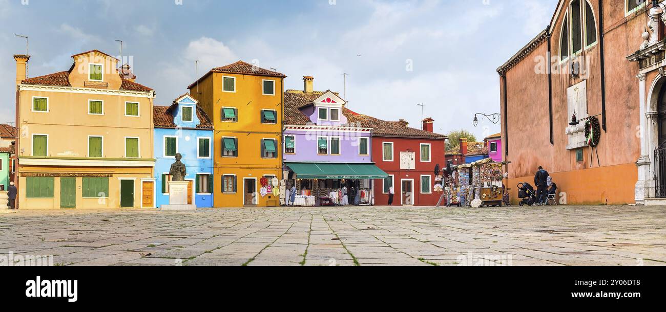Isola di Burano, Venezia, Italia, 11 novembre 2014: Punto di riferimento di Venezia, l'isola di Burano, piazza della città con case colorate e gente che vende souvenir, l'Europa Foto Stock