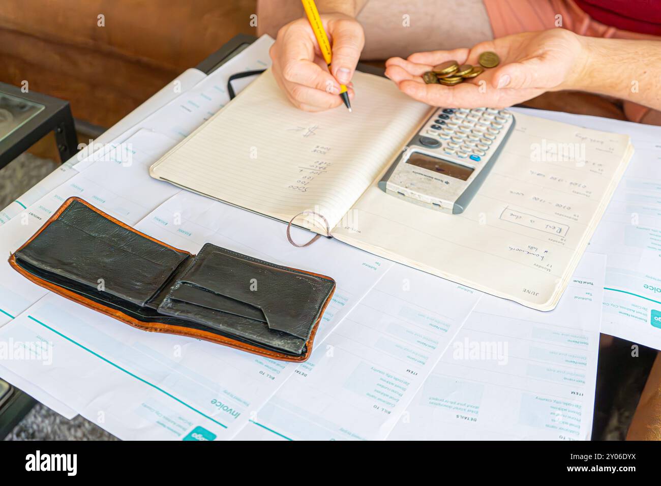 Problemi finanziari. Uomo caucasico con molte bollette o fatture e senza soldi. Scarsità, fallimento, tasse, pochissimi soldi nel portafoglio. Foto Stock