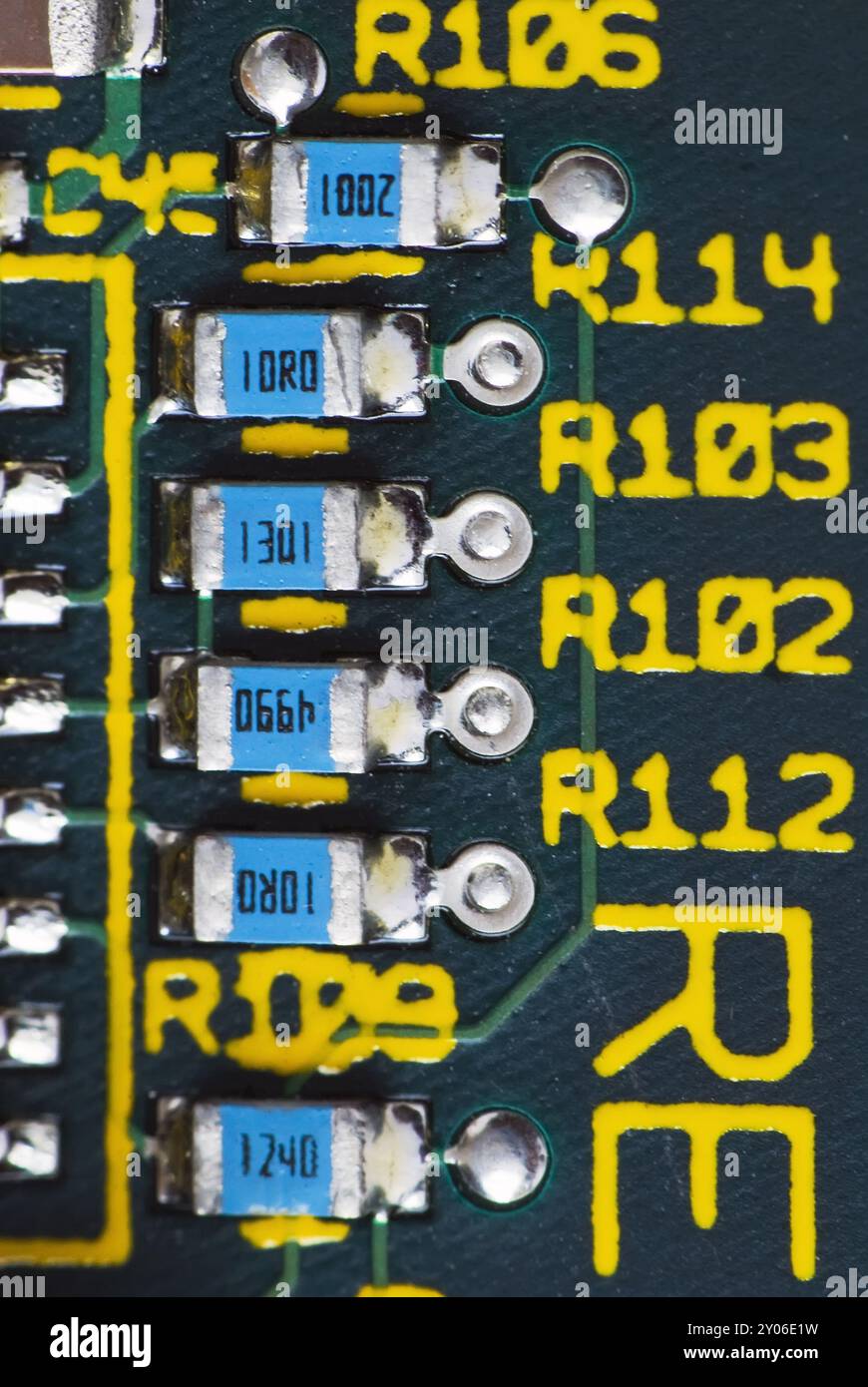 Resistori su una scheda di circuito Foto Stock