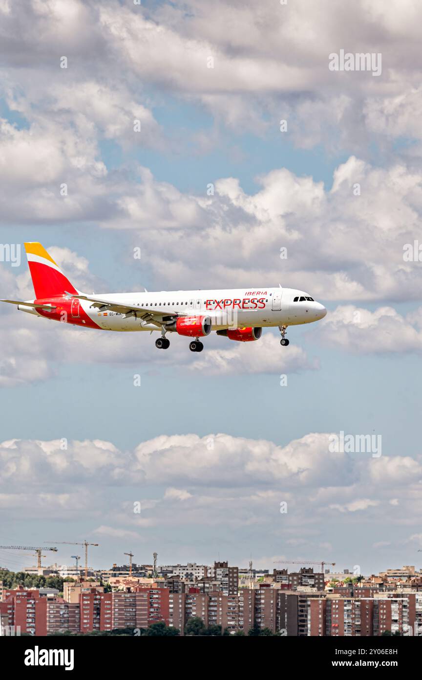 Madrid, Spagna; 05-18-2024: Aereo della compagnia aerea low-cost spagnola Iberia Express del modello Airbus A320 in preparazione all'atterraggio Foto Stock