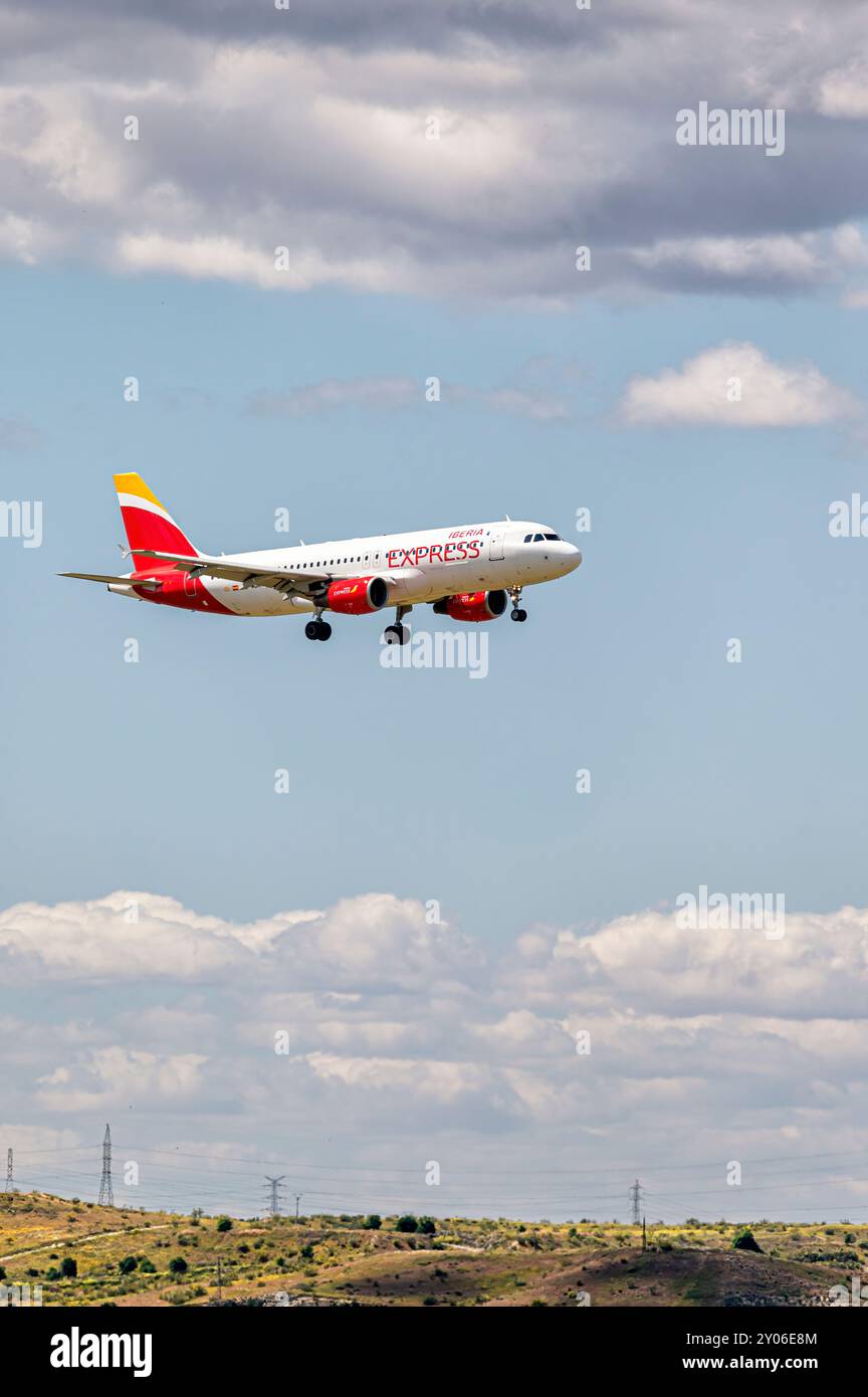Madrid, Spagna; 05-18-2024: Aereo della compagnia aerea low-cost spagnola Iberia Express del modello Airbus A320 in preparazione all'atterraggio Foto Stock