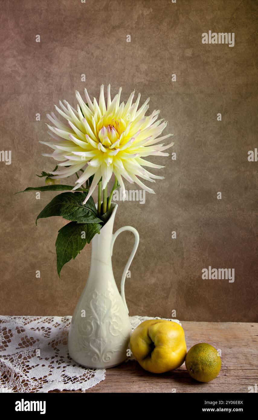 Natura morta con dahlia e frutti di cotogna Foto Stock