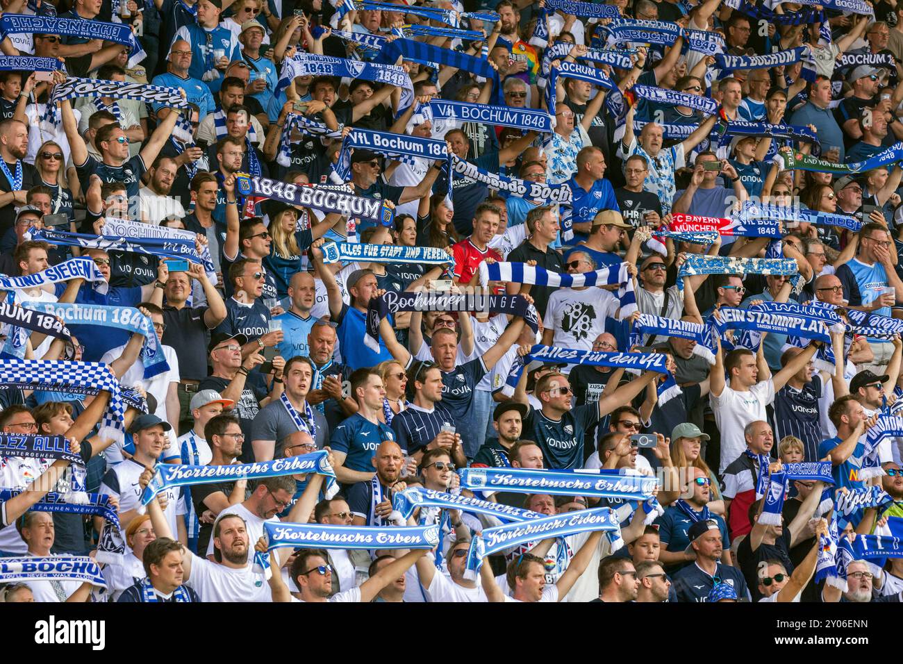 Sport, calcio, Bundesliga, 2024/2025, VfL Bochum vs. Borussia Moenchengladbach 0-2, Vonovia Ruhr Stadium, visitatori, tifosi del Bochum si divertono e presentano le loro sciarpe da club, I REGOLAMENTI DFL VIETANO QUALSIASI USO DI FOTOGRAFIE COME SEQUENZE DI IMMAGINI E/O QUASI-VIDEO Foto Stock