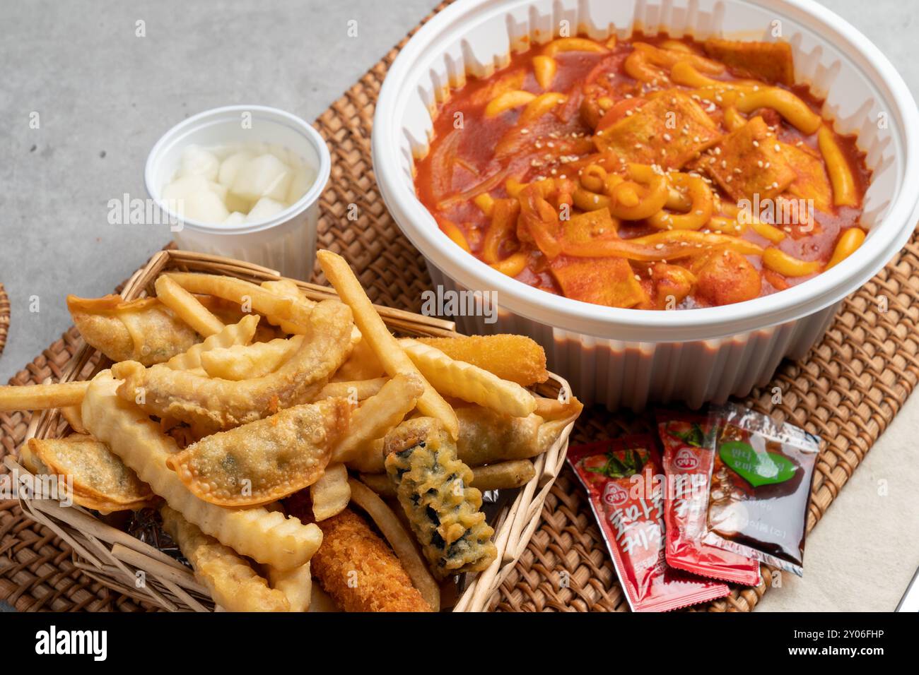 Pollo, tteokbokki, cucina coreana, snack, piccante, fritti, patate, gnocchi, involtini di alghe, spaghetti Foto Stock