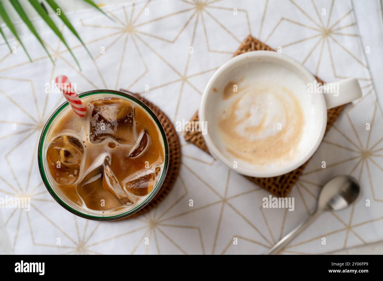 Vintage, americano, biscotti, macaron, americano, caffè latte, latte, caffè, uva verde, pompelmo, frutto della passione, antipasto, cibo, pasto, colazione, pane, p. Foto Stock