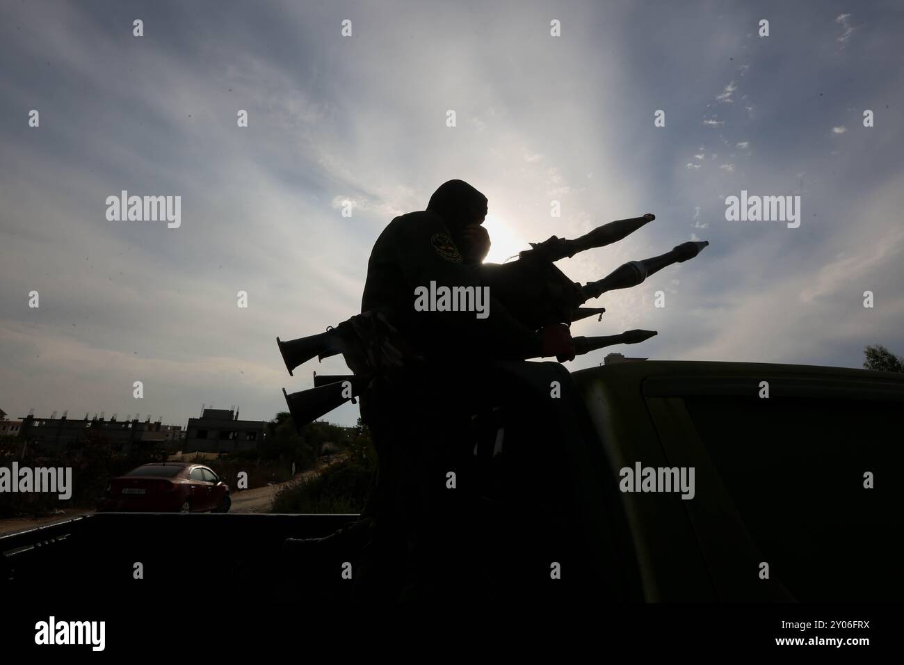 Striscia di Gaza, Palestina. 4 ottobre 2023. I membri delle Brigate Saraya al-Quds, l'ala militare della Jihad islamica palestinese (PIJ), organizzano una parata militare a Gaza per celebrare il 36° anniversario della fondazione del movimento. Razzi, droni e altre armi sono stati esposti all'evento Foto Stock