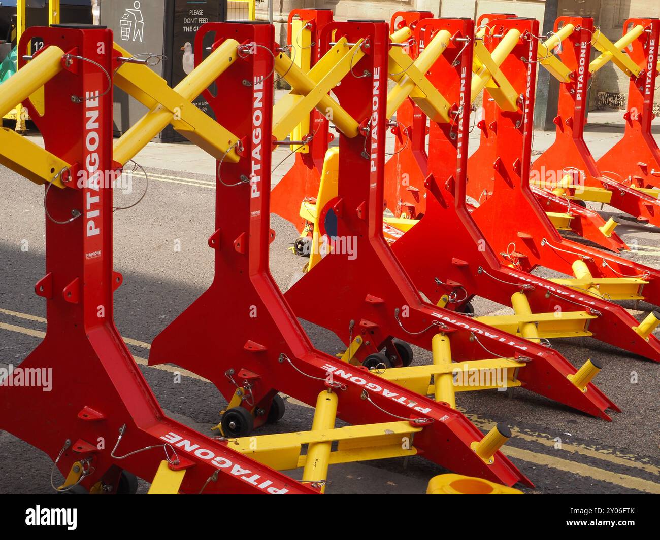 Barriere Pitonage rosse e gialle che formano un blocco stradale che chiude la strada nel centro di Bath, Somerset. Foto Stock