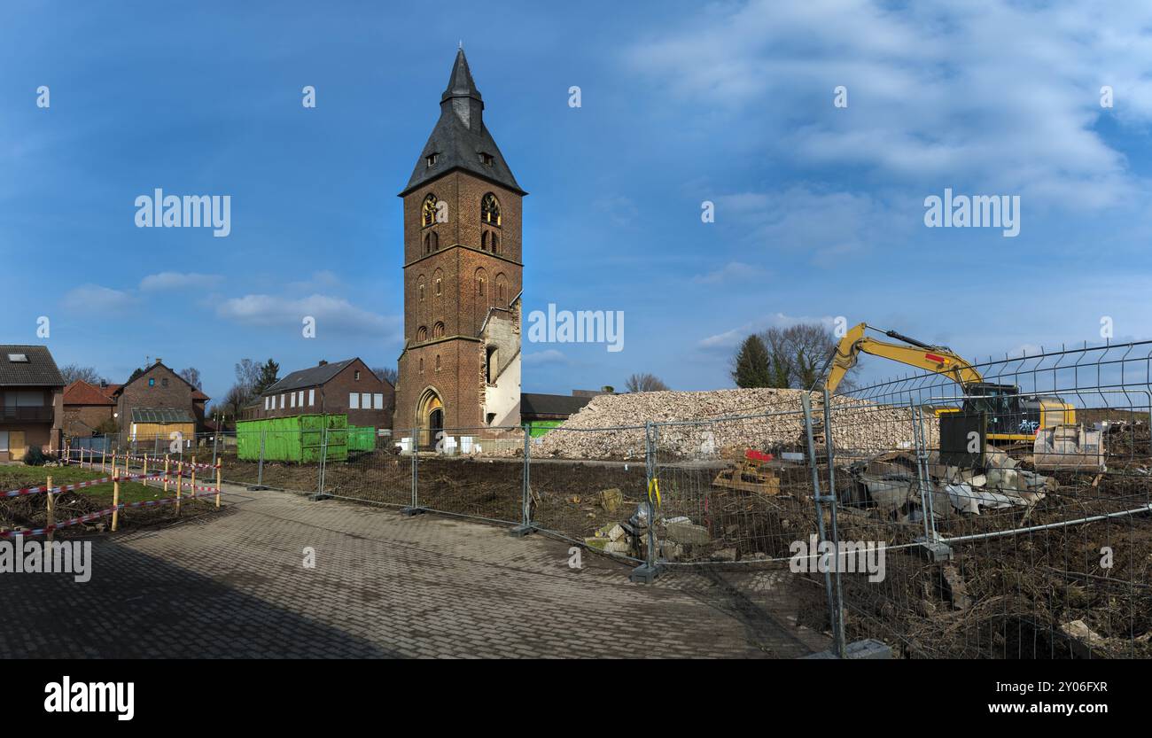 Torre della chiesa di Borschemich durante la demolizione. Miniera a cielo aperto Garzweiler. Foto panoramica Foto Stock