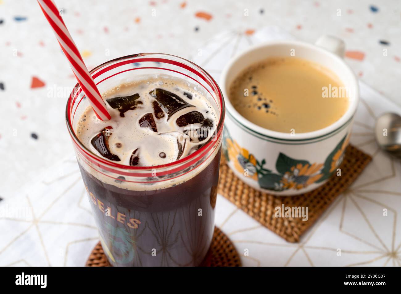 Vintage, americano, biscotti, macaron, americano, caffè latte, latte, caffè, uva verde, pompelmo, frutto della passione, antipasto, cibo, pasto, colazione, pane, p. Foto Stock