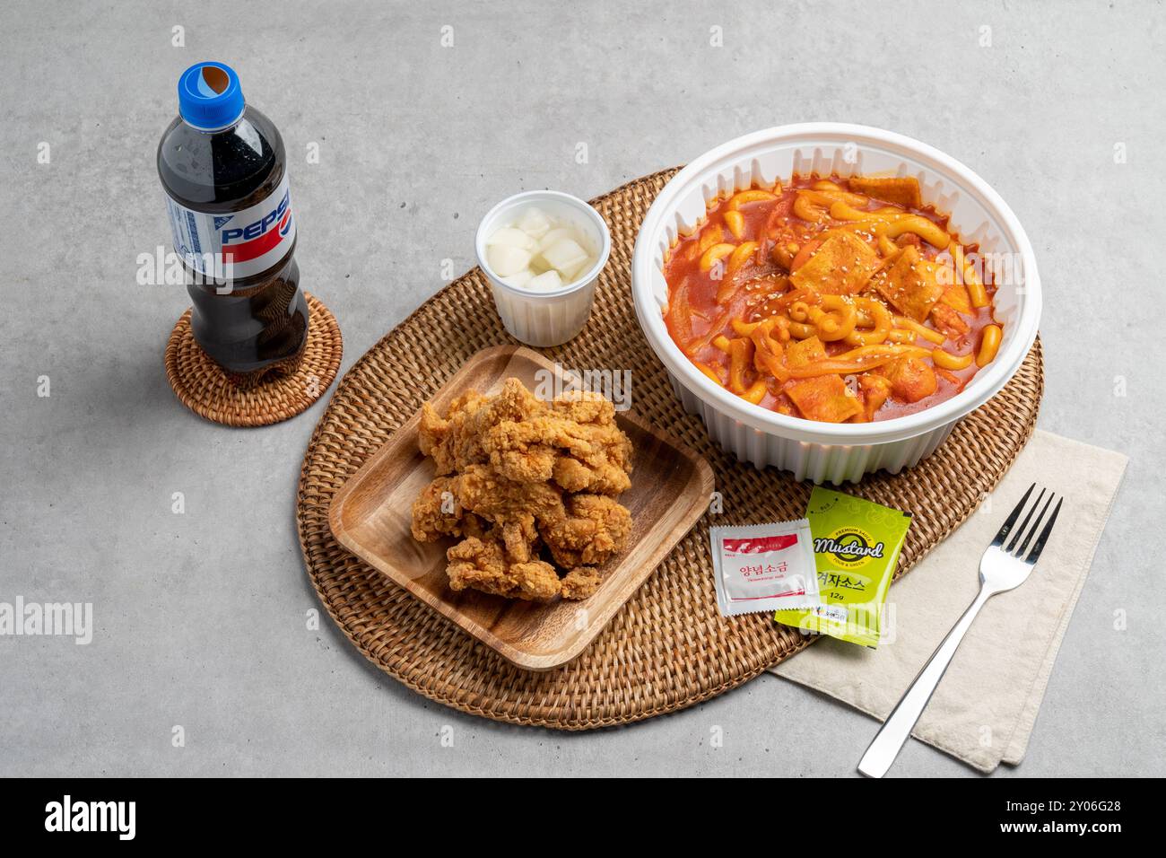 Pollo, tteokbokki, cucina coreana, snack, piccante, fritti, patate, gnocchi, involtini di alghe, spaghetti Foto Stock