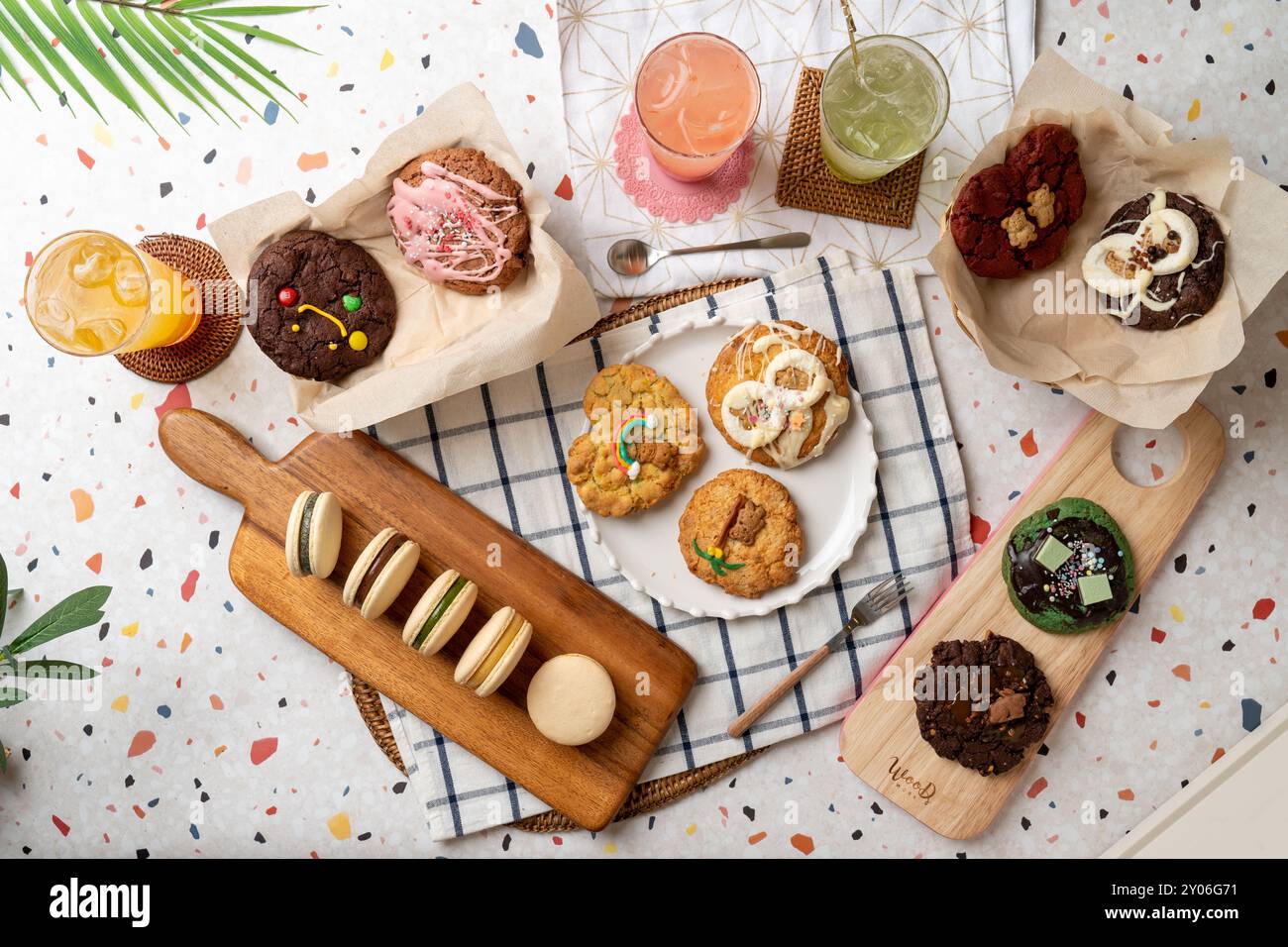 Vintage, americano, biscotti, macaron, americano, caffè latte, latte, caffè, uva verde, pompelmo, frutto della passione, antipasto, cibo, pasto, colazione, pane, p. Foto Stock