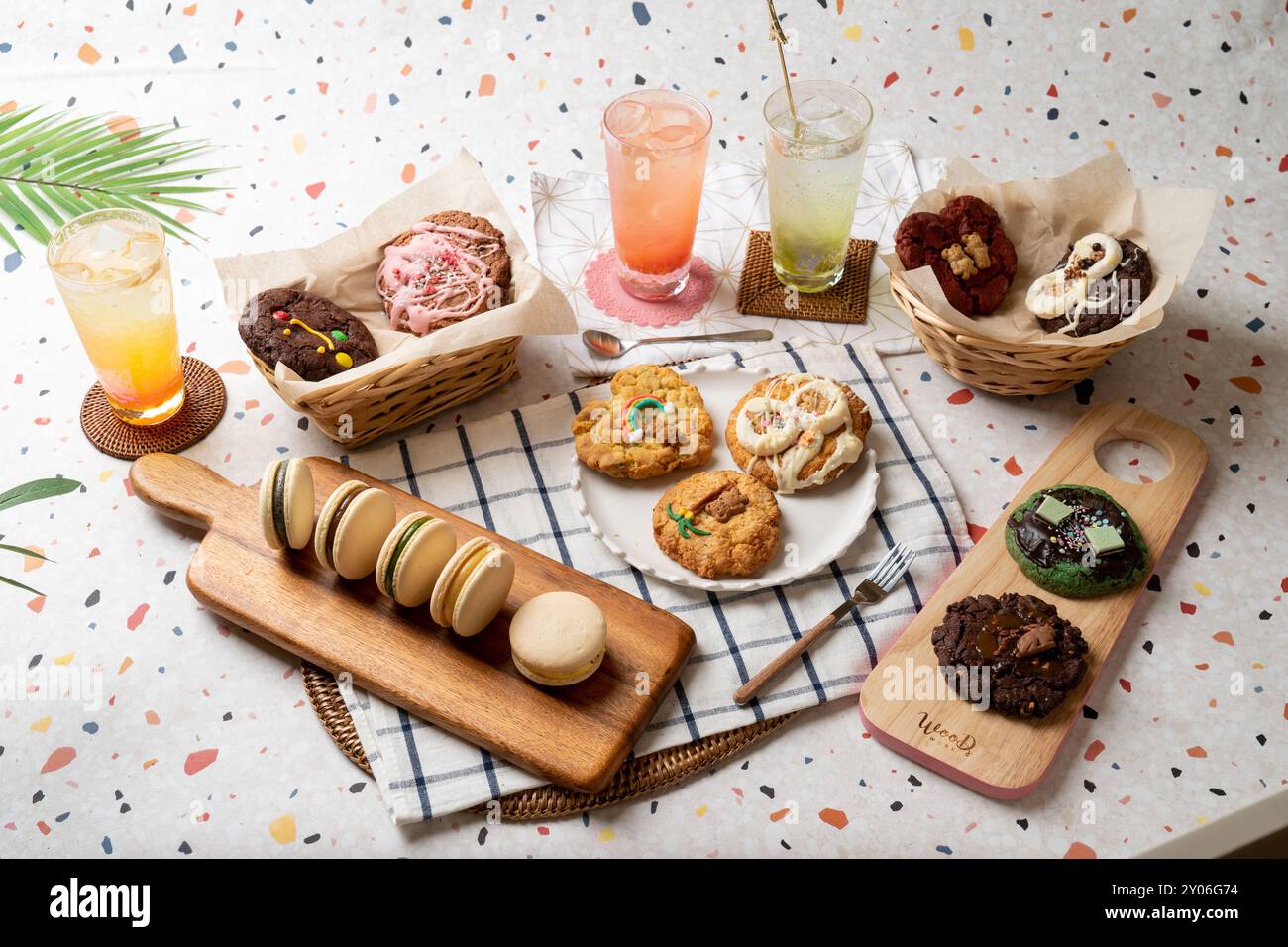 Vintage, americano, biscotti, macaron, americano, caffè latte, latte, caffè, uva verde, pompelmo, frutto della passione, antipasto, cibo, pasto, colazione, pane, p. Foto Stock