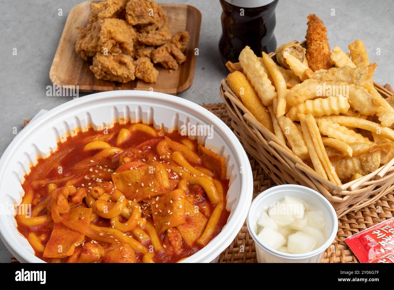 Pollo, tteokbokki, cucina coreana, snack, piccante, fritti, patate, gnocchi, involtini di alghe, spaghetti Foto Stock
