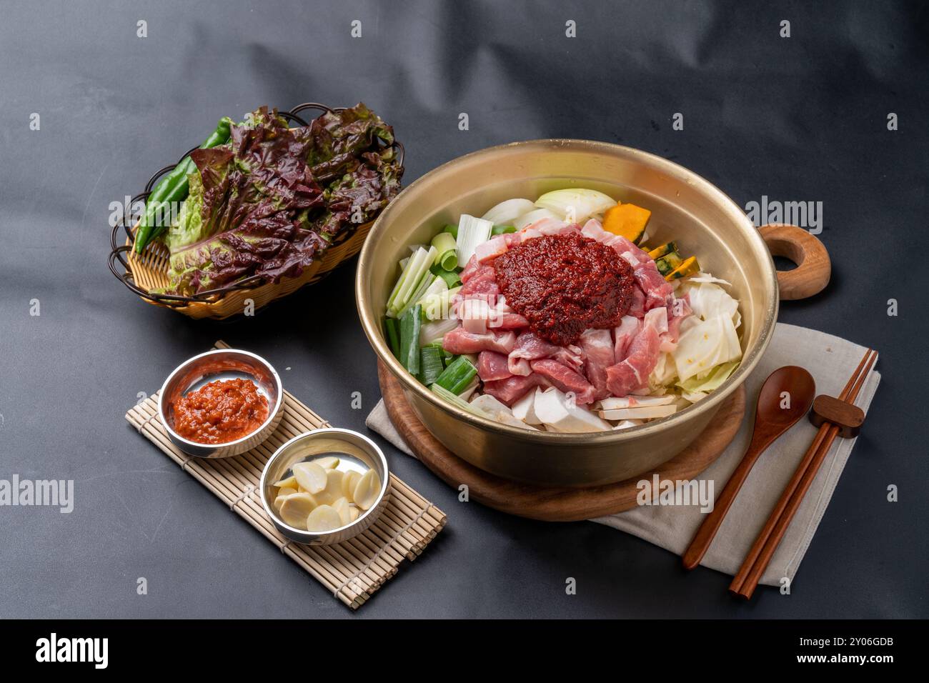 Cucina coreana, manzo coreano, manzo, bibimbap, zuppa di riso, carne cruda, stufato kimchi, stufato, tartare di manzo, contorni, piccante, tofu Foto Stock