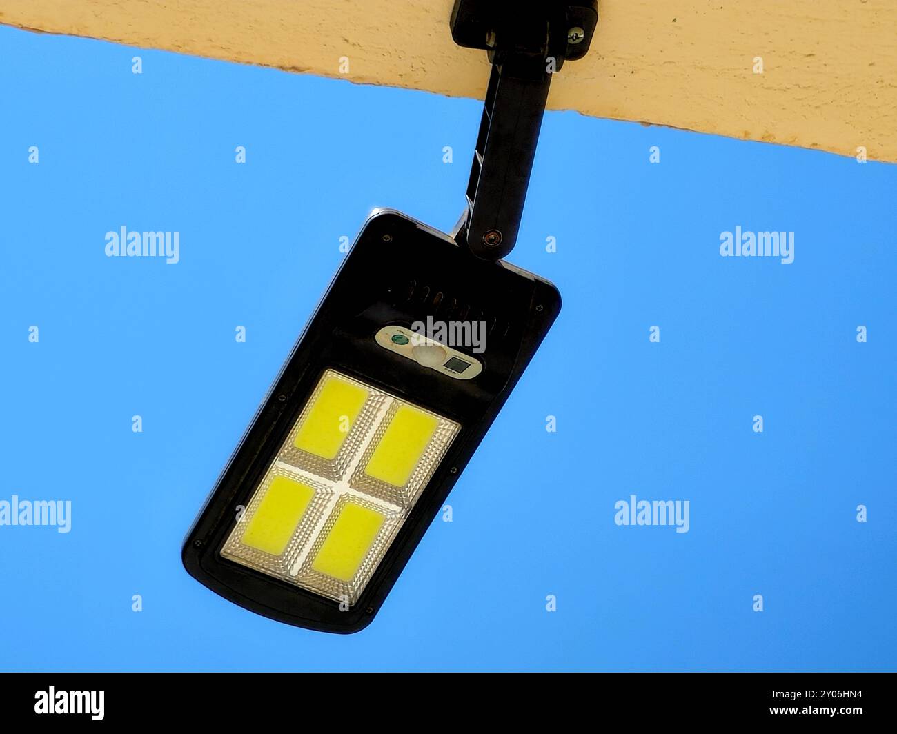 Lampione solare con perline a LED, luce bianca diurna, con pannelli solari, luce a palo con sensore di movimento, energia rinnovabile pulita, per l'uso davanti a te Foto Stock