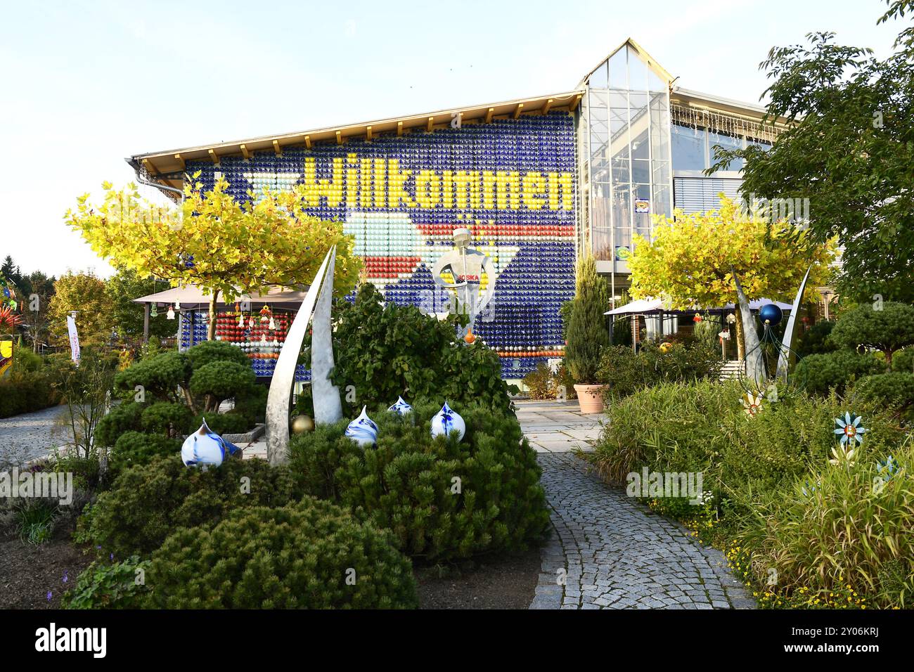 Glasparadies Joska, Bodenmais, facciata con vere sfere di vetro, foresta bavarese, Baviera, Germania, Europa Foto Stock