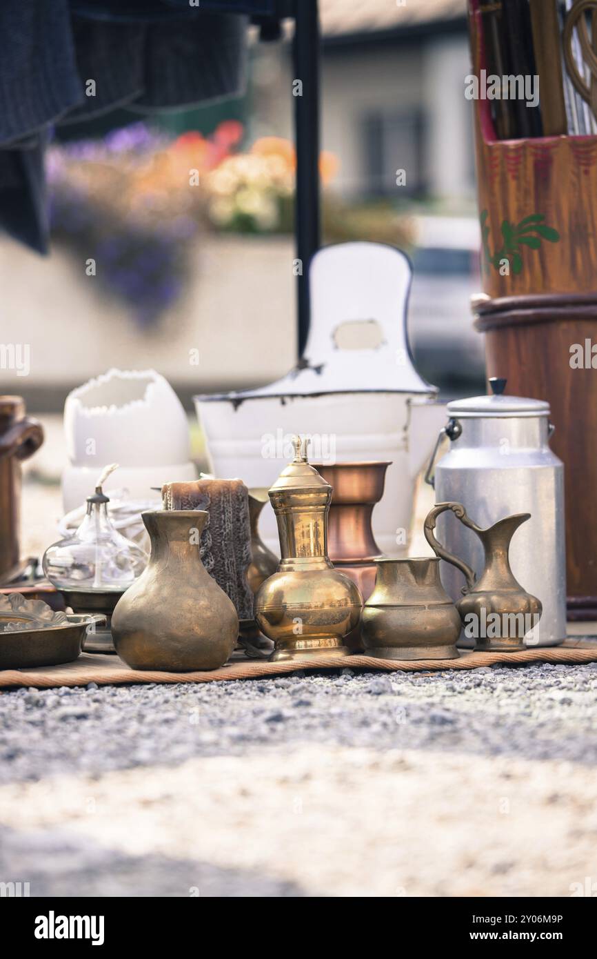 Antique teiere e tazze su un mercato delle pulci, all'aperto Foto Stock