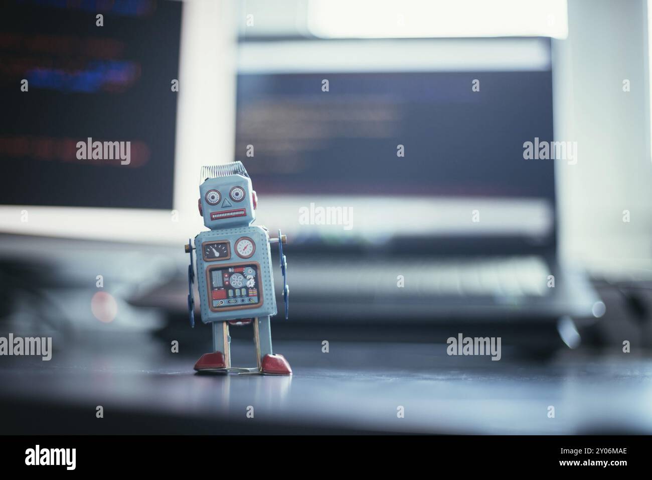 Simbolo di un chatbot o bot sociale e gli algoritmi, codice di programma in background Foto Stock