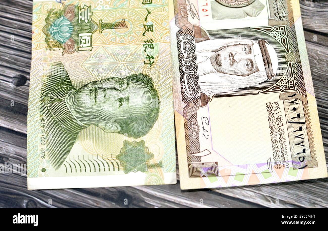 Banconota di riyal dell'Arabia Saudita e 1 banconota in contanti dello Yuan cinese emessa dalla Banca Popolare Cinese, dall'Arabia Saudita e dal cambio valuta cinese Foto Stock