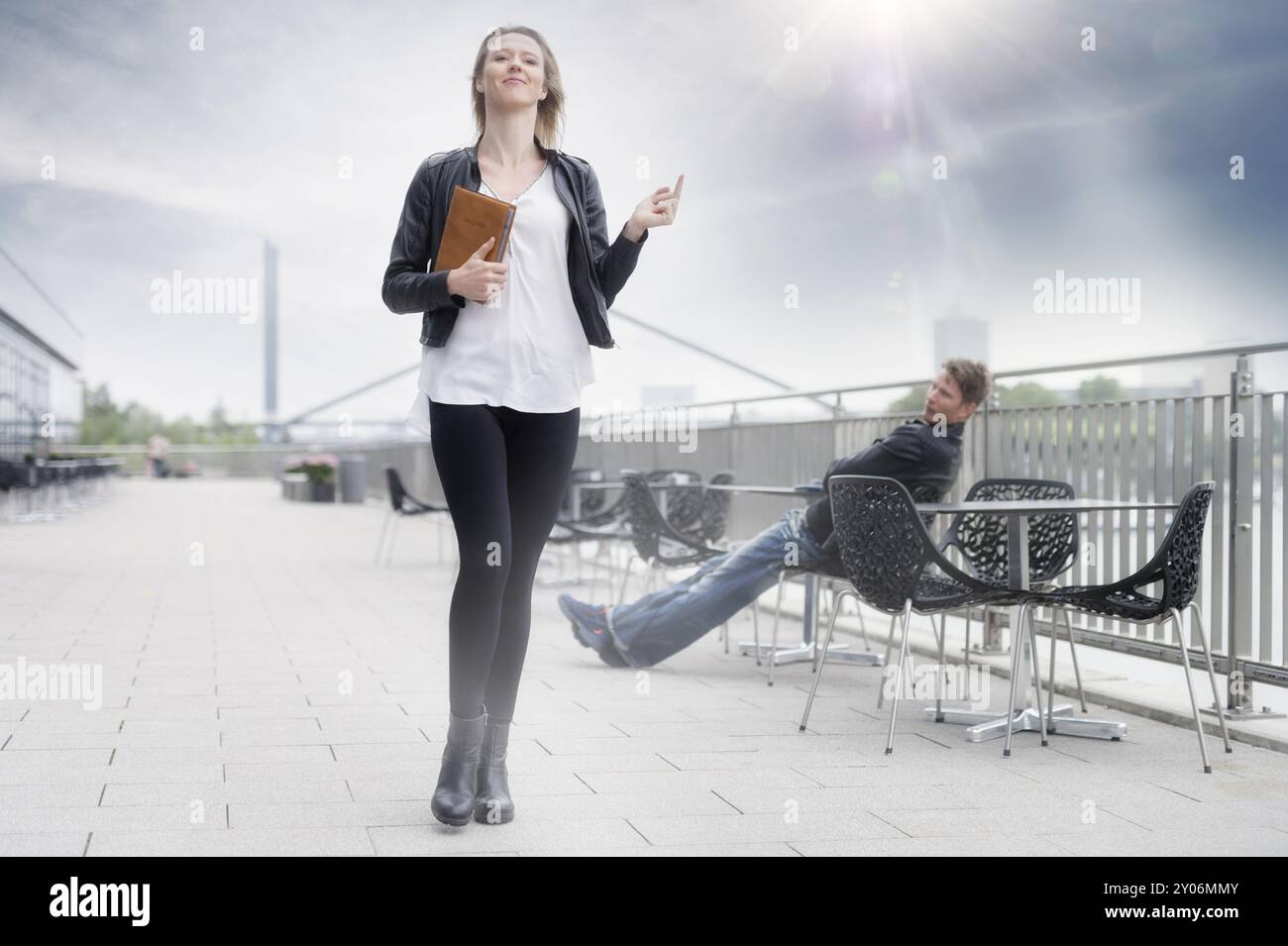 Una giovane donna con un certificato tra le braccia dà orgogliosamente il dito. Duesseldorf, Renania settentrionale-Vestfalia, Germania, Europa Foto Stock