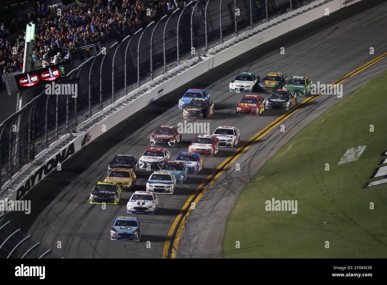 1 luglio 2017, Daytona Beach, Florida, Stati Uniti: Ricky Stenhouse Jr. (17) prende la bandiera a scacchi e vince il Coke Zero 400 al Daytona International Speedway Foto Stock