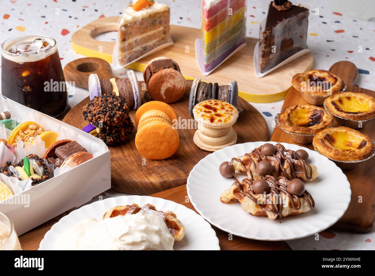 Caffetteria, macaron, portoghese, crostata d'uovo, patate, burro ang, cioccolato, Oreo, crèmebre, maiale, panna montata, croiffle, croissant, waffle, americano, c Foto Stock