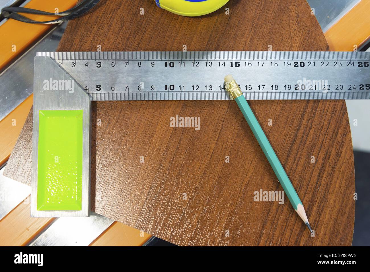Attrezzi di Falegnameria una roulette di una matita decora la fabbricazione di un arredamento di un obbedire lustro. Produzione manuale di mobili Foto Stock